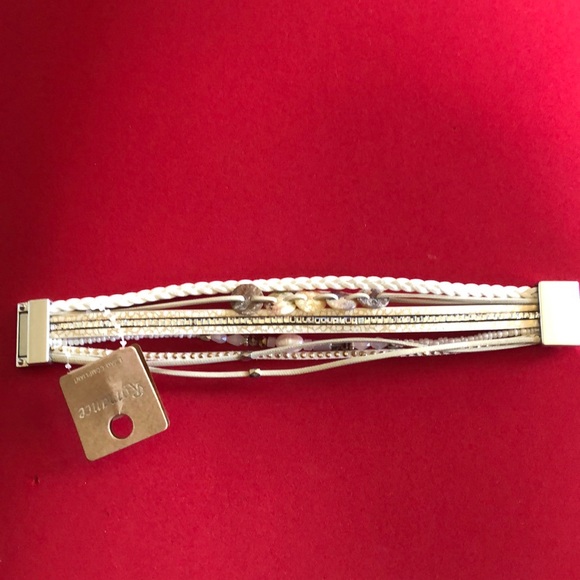 Magnetic bracelet with button and bead accents. - Picture 3 of 8